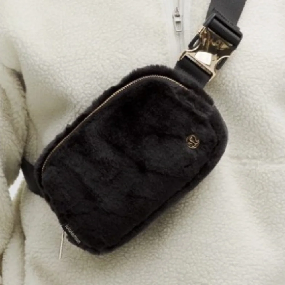 NWT Lululemon Plush Fleece Everywhere Belt Bag 1L in Black and Gold - Picture 11 of 13